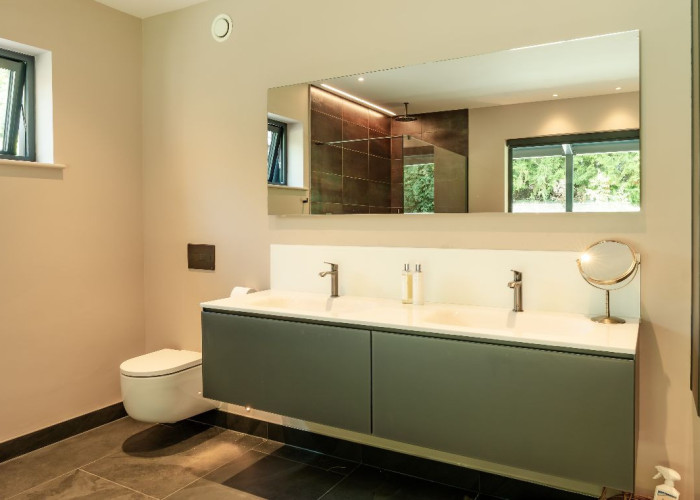29. Bathroom (2 sinks)