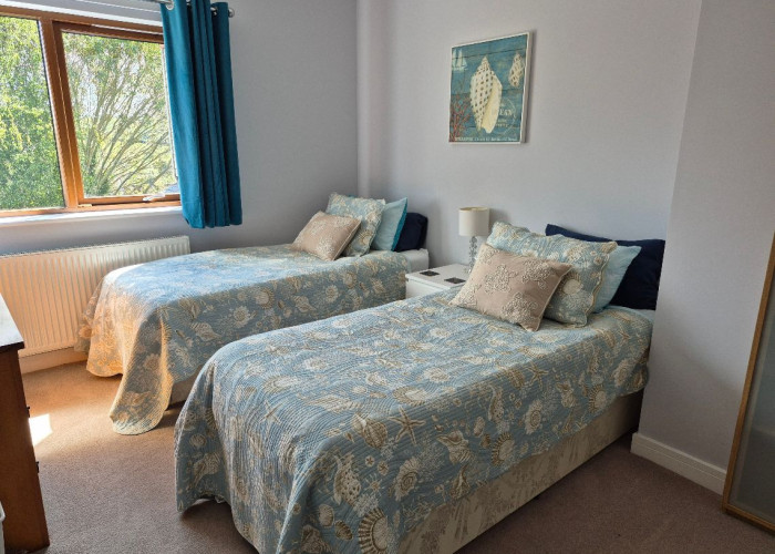 13. Bedroom (Twin Beds)