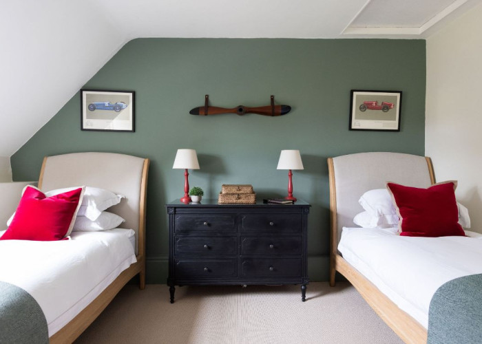 17. Bedroom (Twin Beds)