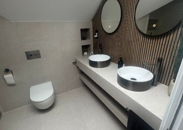 23. Bathroom (2 sinks)