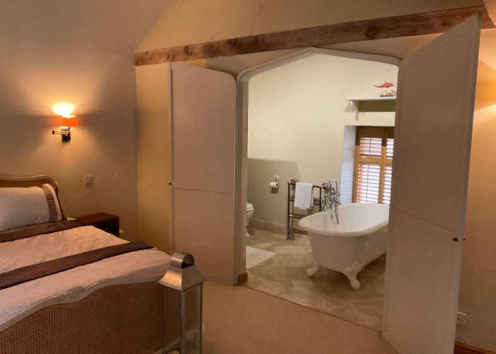 30. Bedroom (Master/En-Suite), Bathroom (Roll Top)