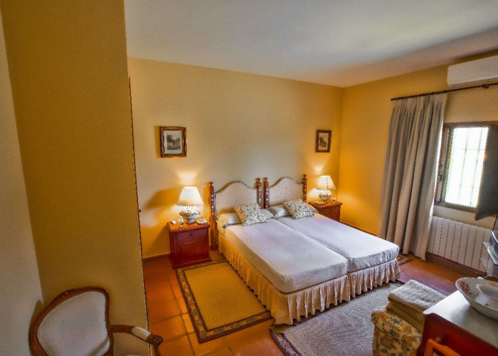 14. Bedroom (Twin Beds)