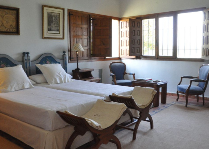 16. Bedroom (Twin Beds)