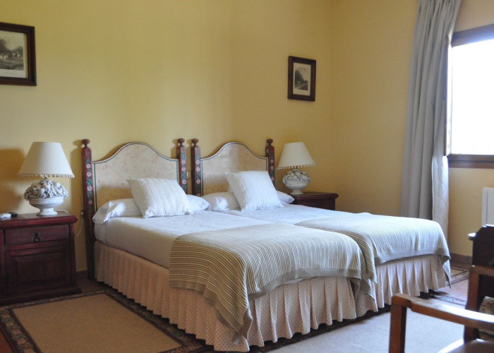 17. Bedroom (Twin Beds)