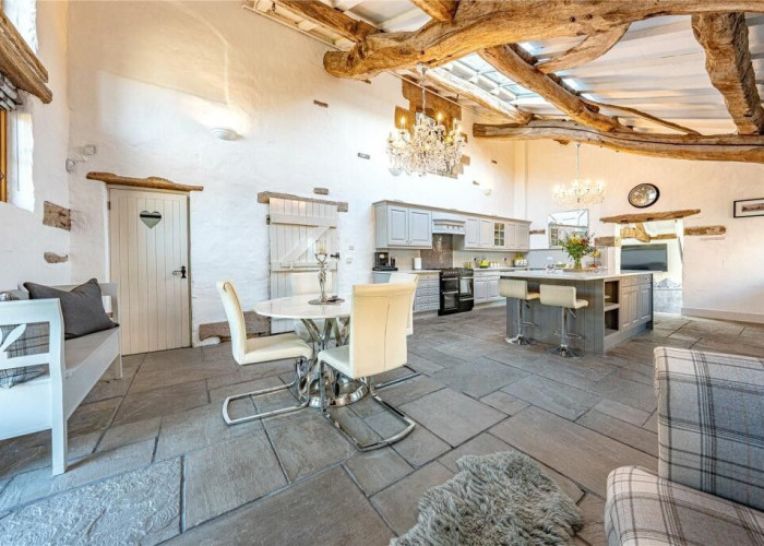 13. Kitchen With Table