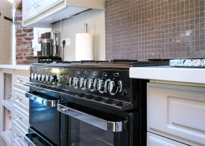 17. Kitchen (Gas Hob)