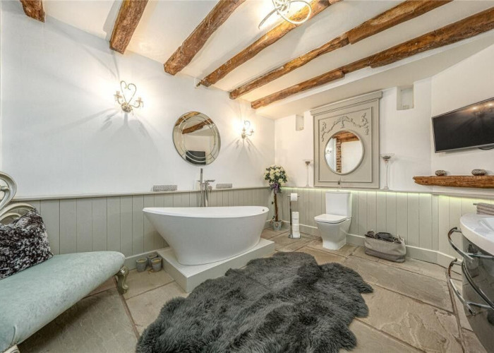 21. Bathroom (Large), Bathroom (Roll Top)