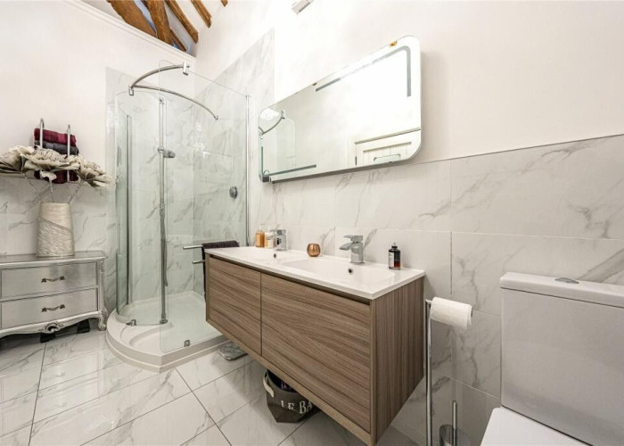 24. Bathroom (2 sinks)