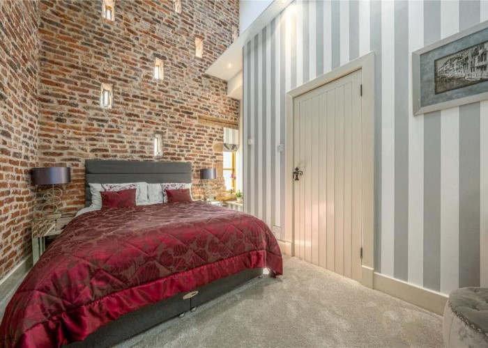 25. Bedroom (Master/En-Suite)