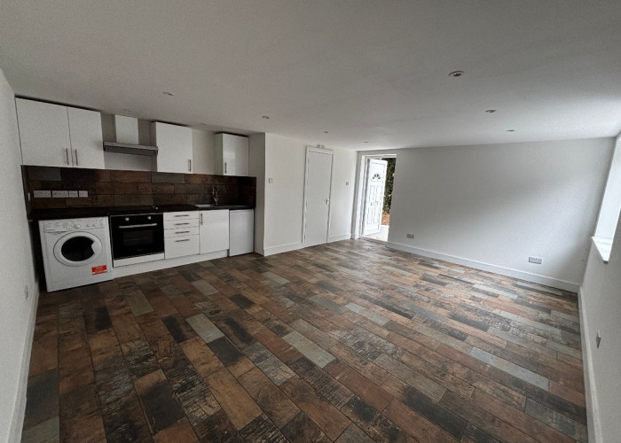 4. Kitchen (White units), Kitchen (Electric/Induction Hob)