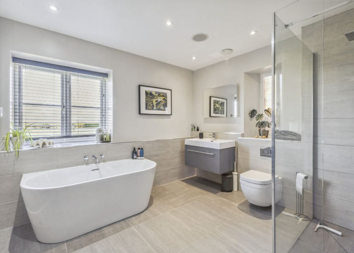 25. Bathroom (Large), Bathroom (Roll Top), Bathroom (Shower and bath)