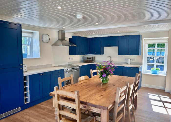 10. Kitchen (Coloured units), Kitchen (Modern), Kitchen With Table, Kitchen (Electric/Induction Hob)