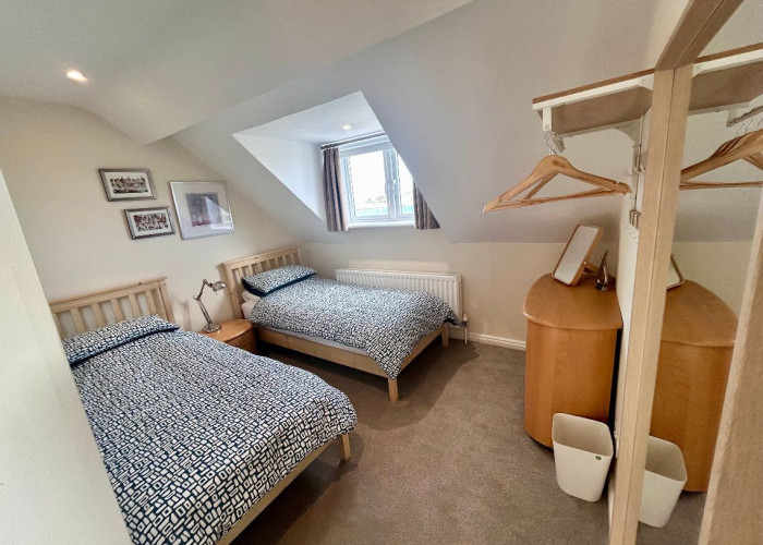 18. Bedroom (Twin Beds)