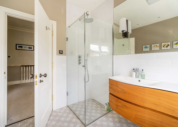 29. Bathroom (Roll Top), Bathroom (Shower and bath)