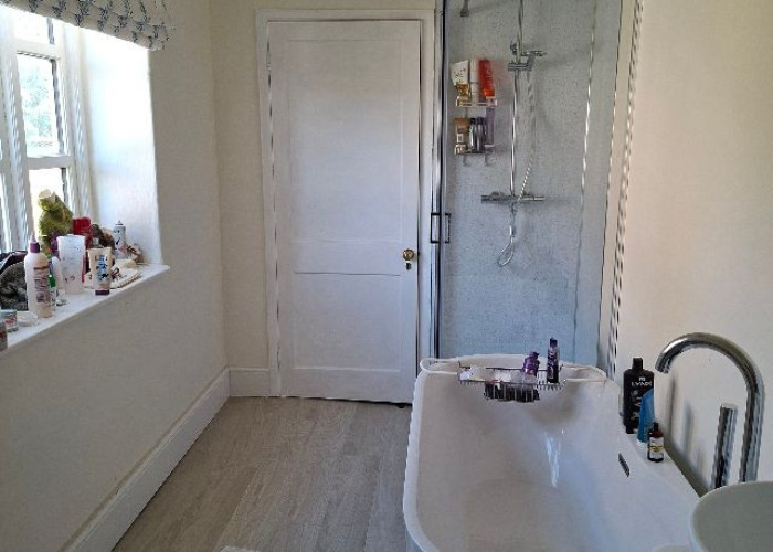 29. Bathroom (Roll Top), Bathroom (Shower and bath)