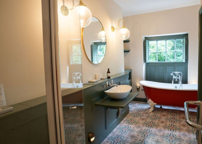 31. Bathroom (Roll Top)