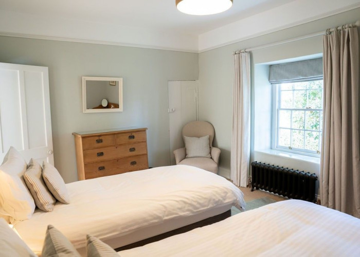 43. Bedroom (Twin Beds)