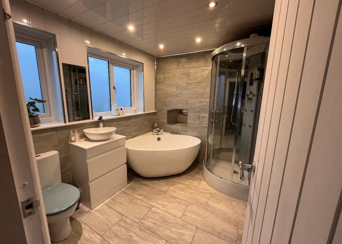 20. Bathroom (Roll Top), Bathroom (Shower and bath)