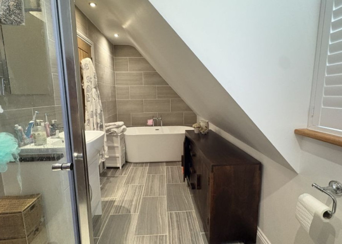 17. Bathroom (Roll Top), Bathroom (Shower and bath)