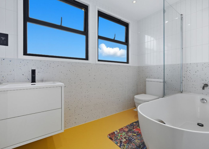19. Bathroom (Roll Top)