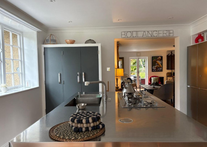 7. Kitchen (With Island), Kitchen (Coloured units), Kitchen (Modern), Kitchen With Table, Kitchen (Electric/Induction Hob)