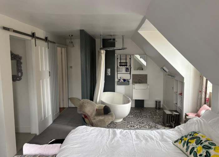 25. Bedroom (Master/En-Suite), Bedroom (Double)