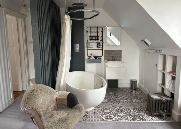 26. Bathroom (Roll Top)