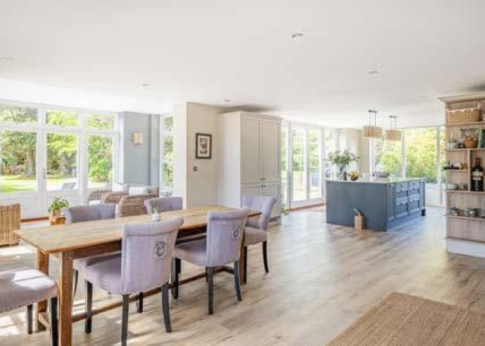 6. Diningroom, Kitchen (Coloured units), Kitchen With Table, Open-plan, Kitchen (White units)