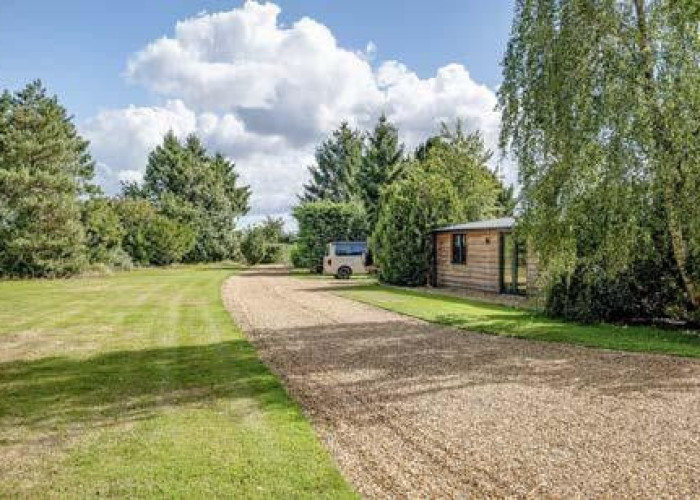 19. Driveway, Garden (Rear, Large)