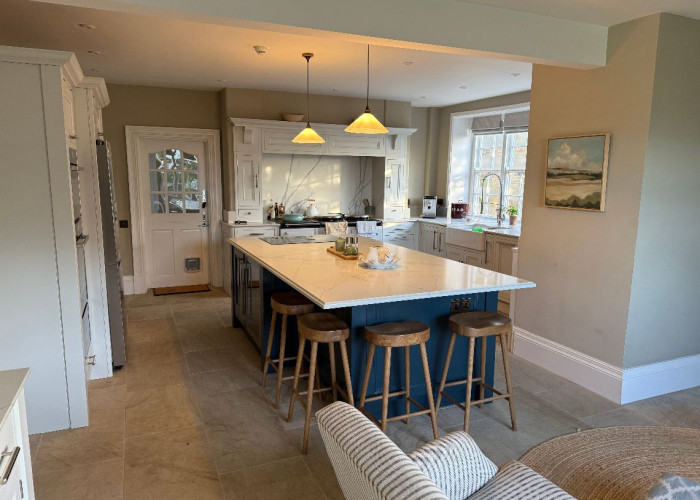 6. Kitchen (With Island), Kitchen (Coloured units), Kitchen (Modern), Kitchen (Electric/Induction Hob)