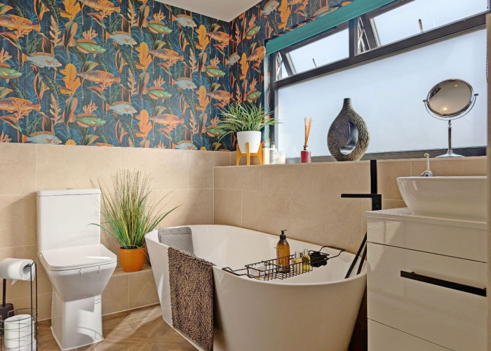 17. Bathroom (Roll Top)