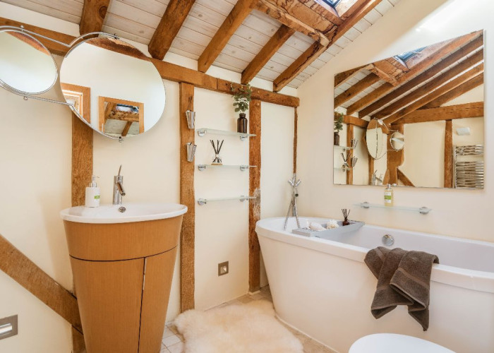 18. Bathroom (Roll Top)