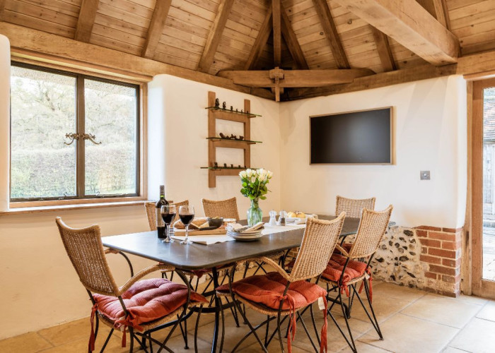 12. Kitchen With Table