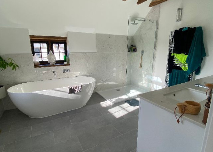 20. Bathroom (Large), Bathroom (Roll Top), Bathroom (Shower and bath)