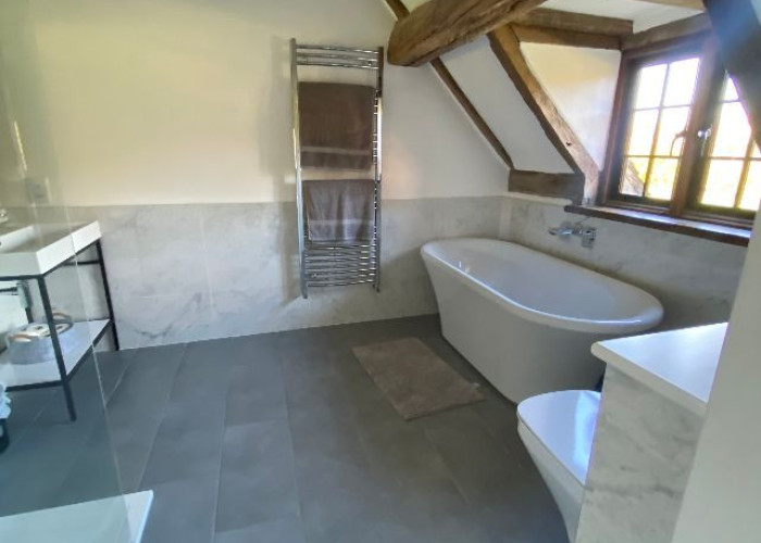 23. Bathroom (Large), Bathroom (Roll Top)