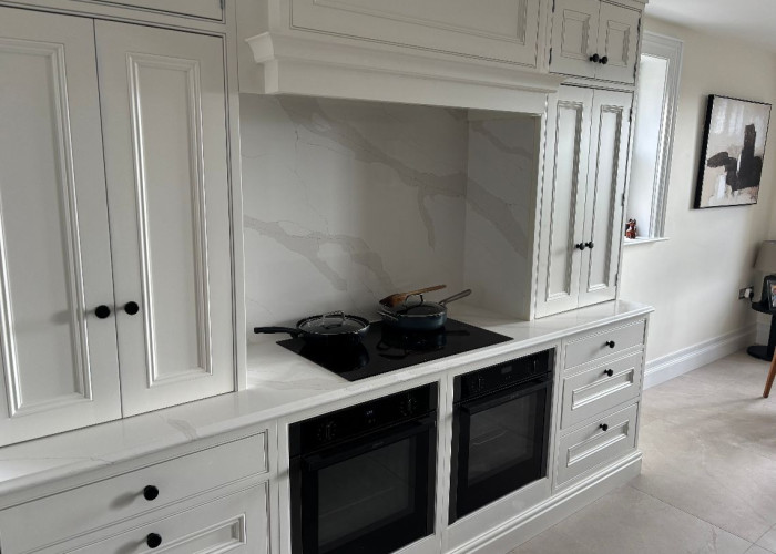 22. Kitchen (Electric/Induction Hob)