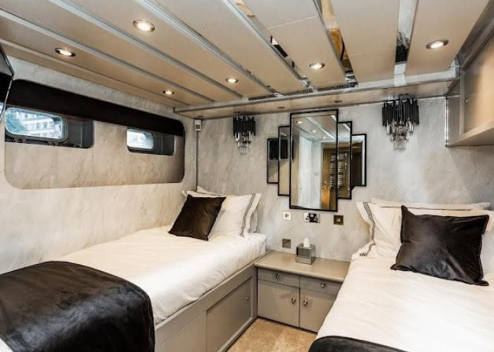 16. Bedroom (Twin Beds)