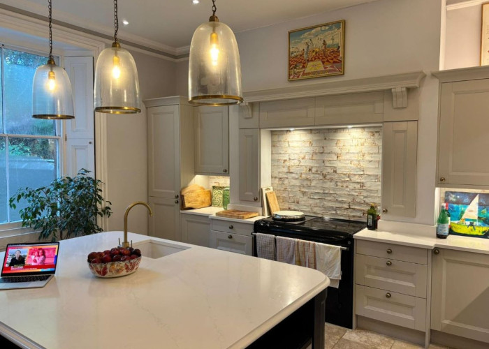 10. Kitchen (With Island), Kitchen (Cream or White units), Kitchen (Coloured units), Kitchen (Modern), Kitchen With Table, Kitchen (Gas Hob)