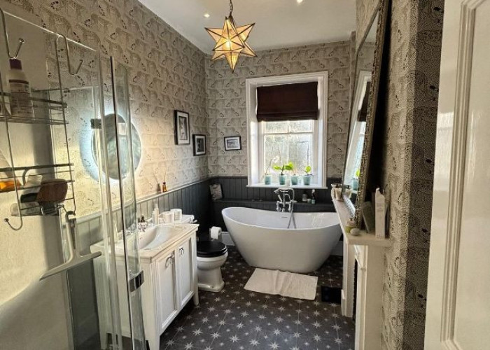 20. Bathroom (Roll Top), Bathroom (Shower and bath)