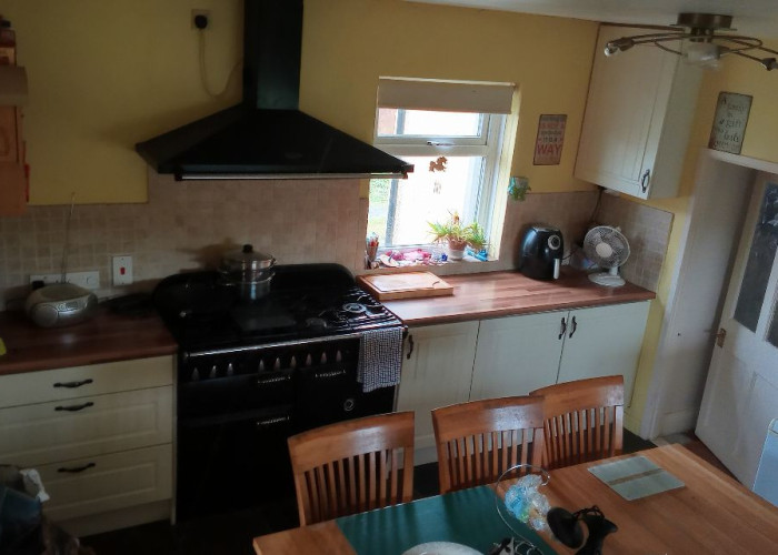 28. Kitchen (Gas Hob)