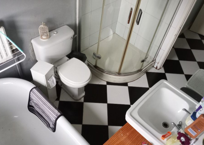 39. Bathroom (Roll Top), Bathroom (Shower and bath)