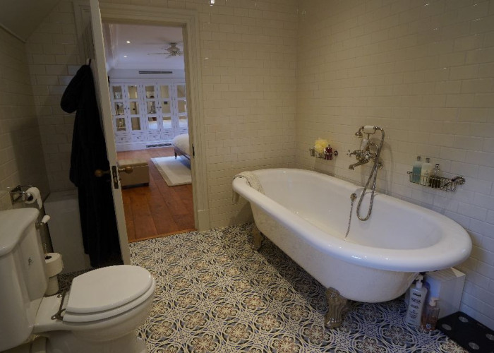 36. Bathroom (Roll Top)