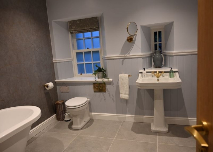 13. Bathroom (Roll Top)