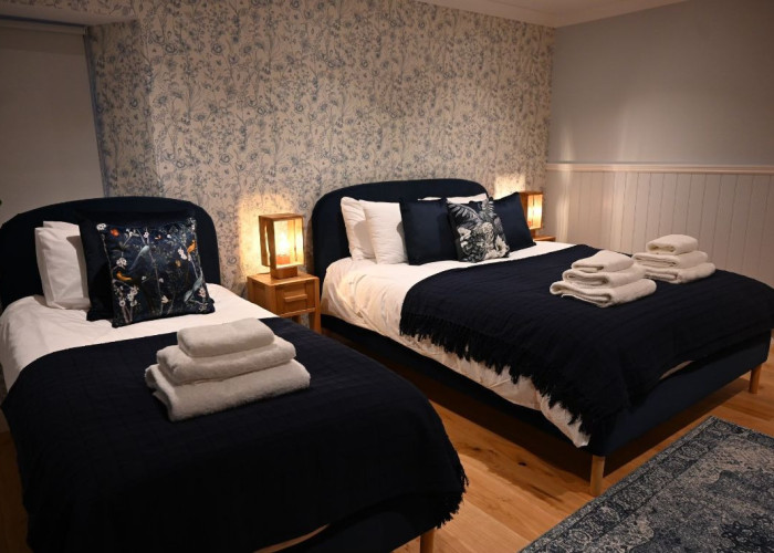 12. Bedroom (Twin Beds)