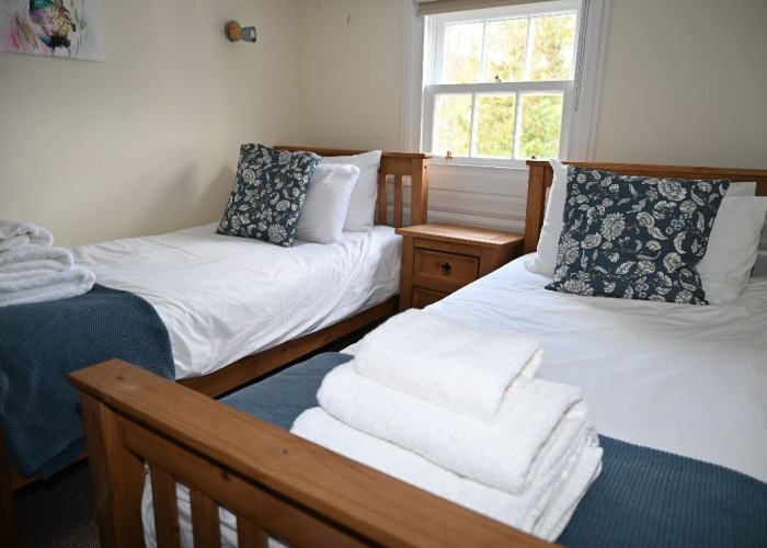 18. Bedroom (Twin Beds)