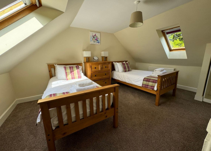 8. Bedroom (Twin Beds)