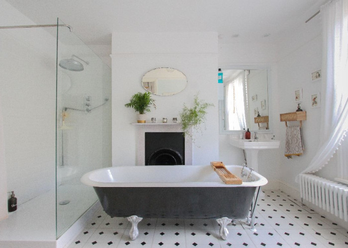 21. Bathroom (Large), Bathroom (Roll Top), Bathroom (Shower and bath)