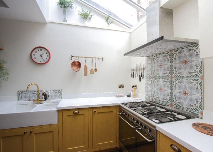 9. Kitchen (Wooden Units), Kitchen (Modern), Kitchen (Gas Hob)