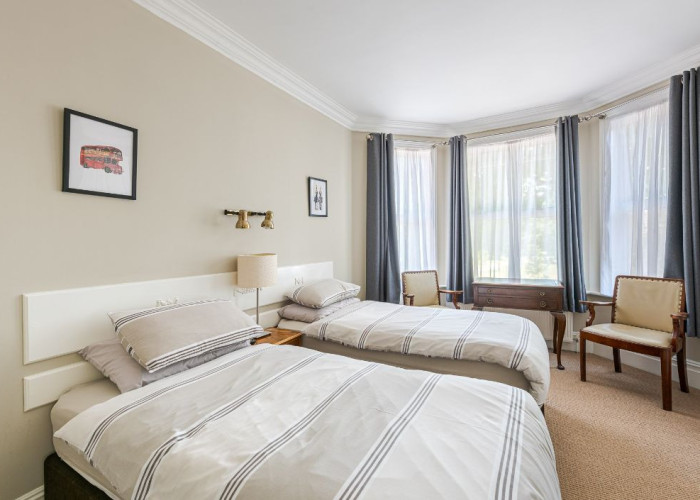 14. Bedroom (Twin Beds)