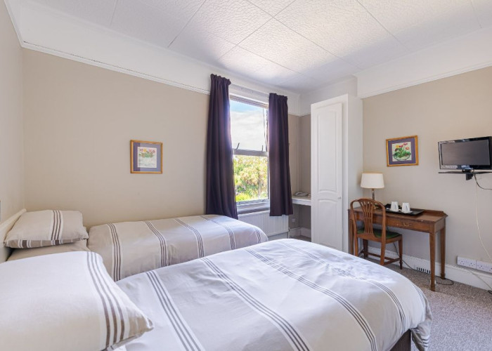 19. Bedroom (Twin Beds)